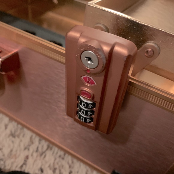 COPY - Large rolling makeup train studio. Has Bluetooth speakers dimmable light… - Picture 14 of 15